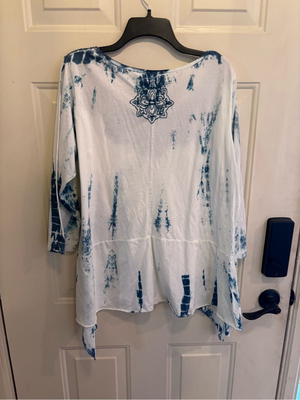 LA Blend White & Navy Tie-Dye V-Neck Boho Tunic Top - Picture 4 of 5